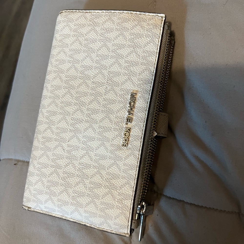 MK Adele Logo Smartphone Wallet